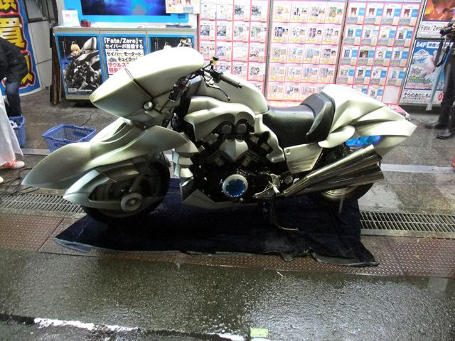 アニメ Fate Zero に登場するバイク セイバー モータードキュイラッシェ を V Max ベースで作った実物大模型が置いてあった やまひで日誌